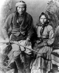 Naiché y su esposa más joven.
