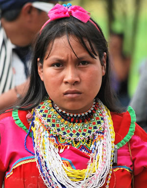 Muchacha emberá luciendo chaquiras
